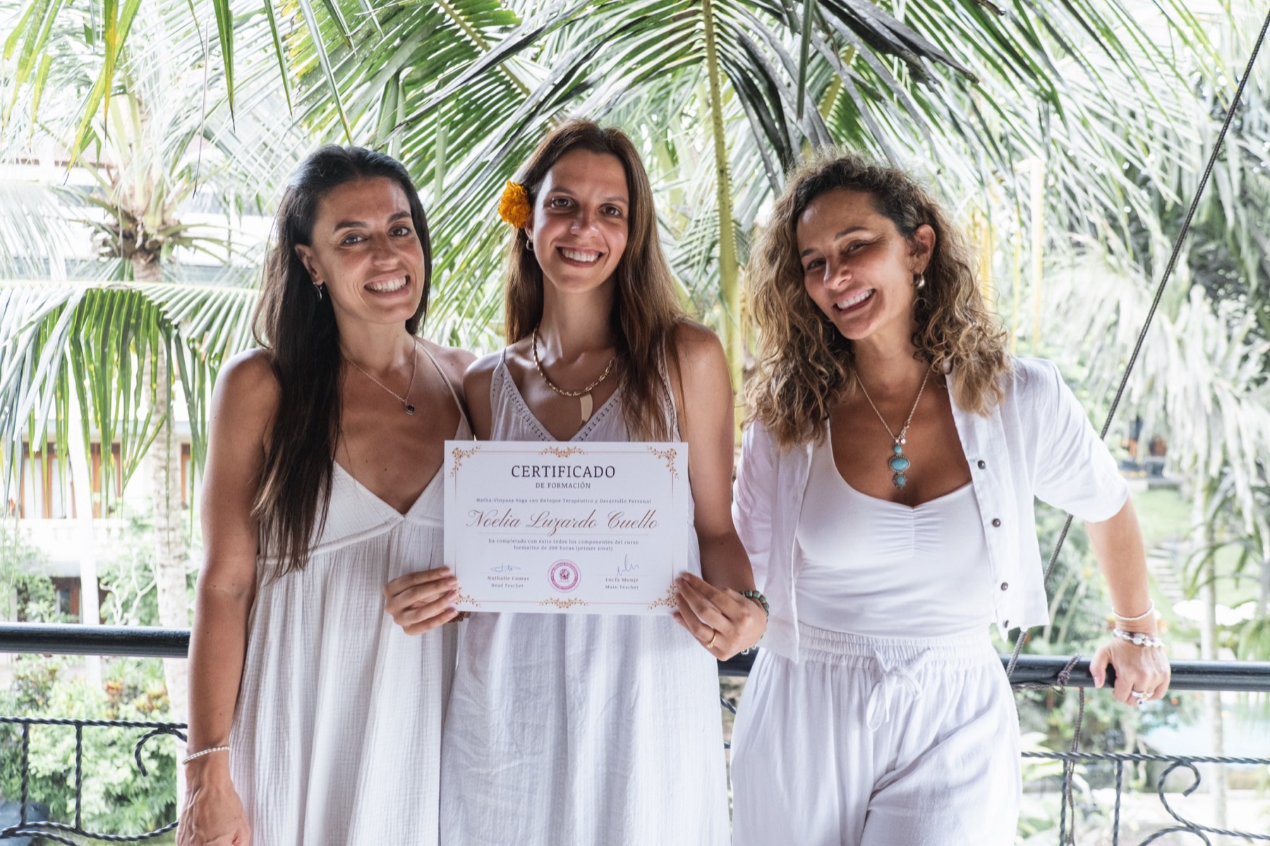 Alumnas con su certificado de la formación