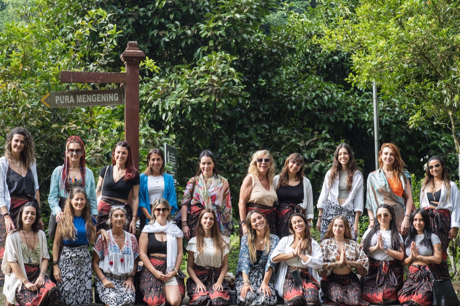Grupo en un templo balinés