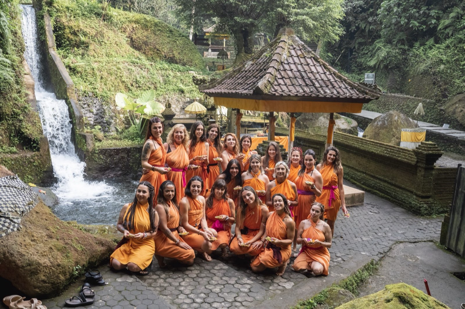 Ritual de purificación Melukat en la cascada