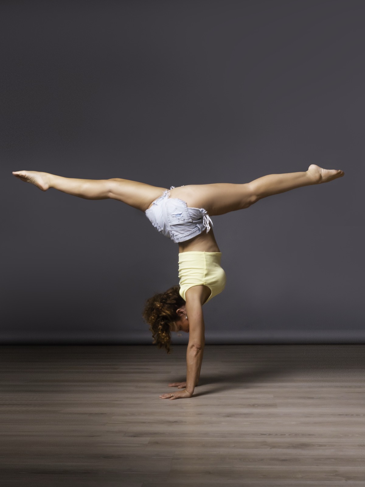 Nathalie Comas en equilibrio sobre las manos